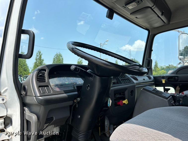 image for item EK5001 2002 GMC T7500 truck cab and chassis