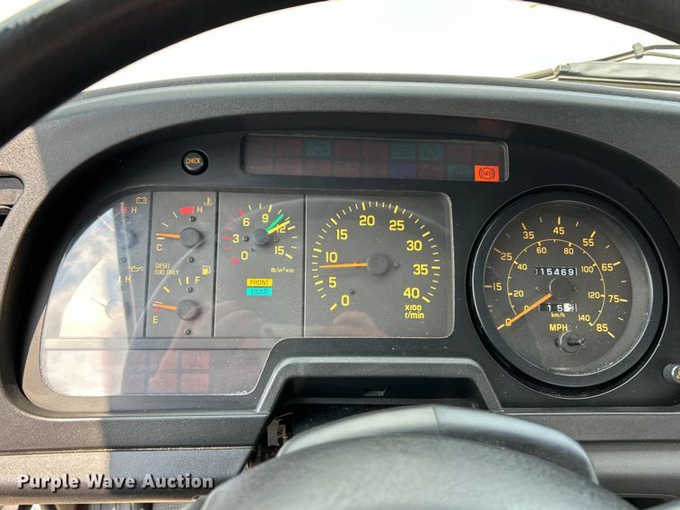 image for item EK5001 2002 GMC T7500 truck cab and chassis