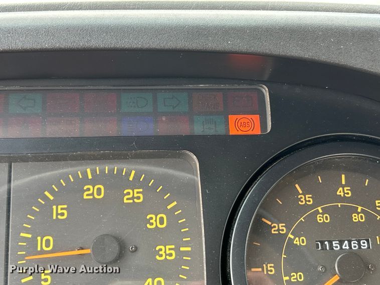 image for item EK5001 2002 GMC T7500 truck cab and chassis