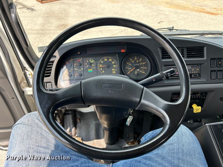 image for item EK5001 2002 GMC T7500 truck cab and chassis