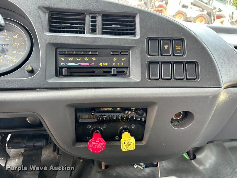 image for item EK5001 2002 GMC T7500 truck cab and chassis