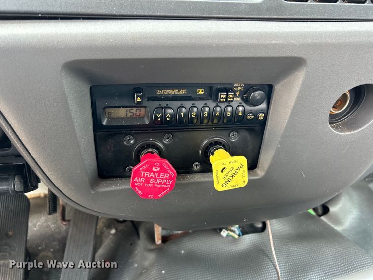 image for item EK5001 2002 GMC T7500 truck cab and chassis