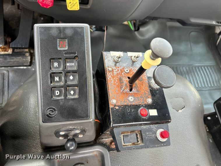 image for item EK5001 2002 GMC T7500 truck cab and chassis