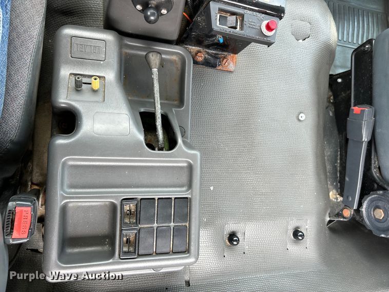 image for item EK5001 2002 GMC T7500 truck cab and chassis