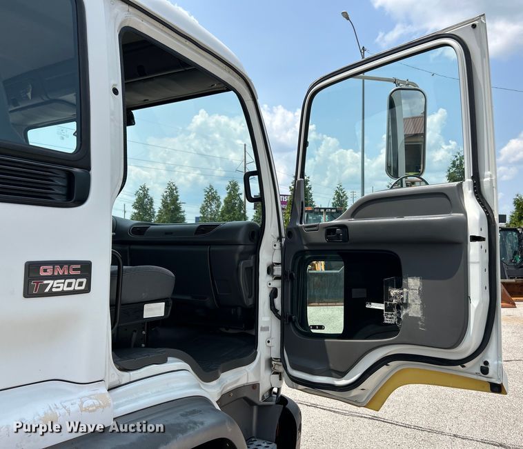 image for item EK5001 2002 GMC T7500 truck cab and chassis