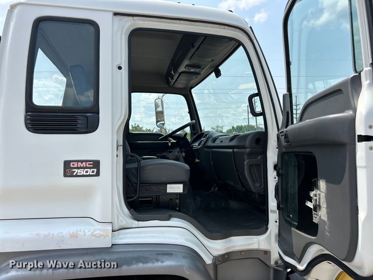 image for item EK5001 2002 GMC T7500 truck cab and chassis
