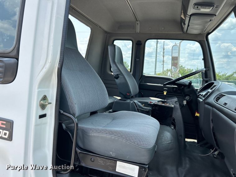 image for item EK5001 2002 GMC T7500 truck cab and chassis