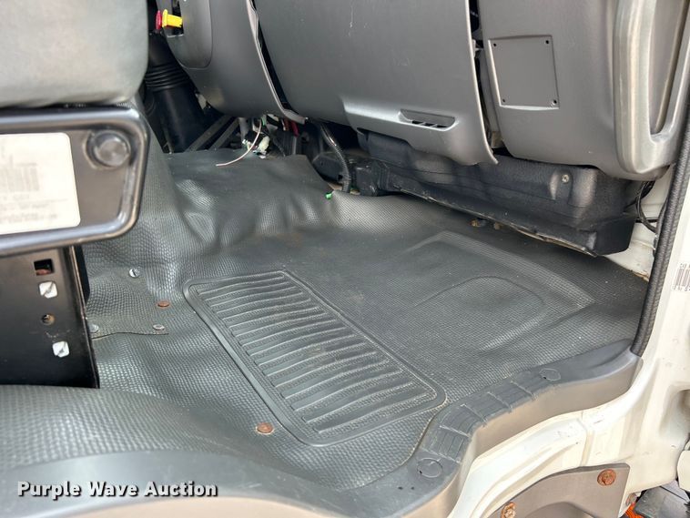 image for item EK5001 2002 GMC T7500 truck cab and chassis