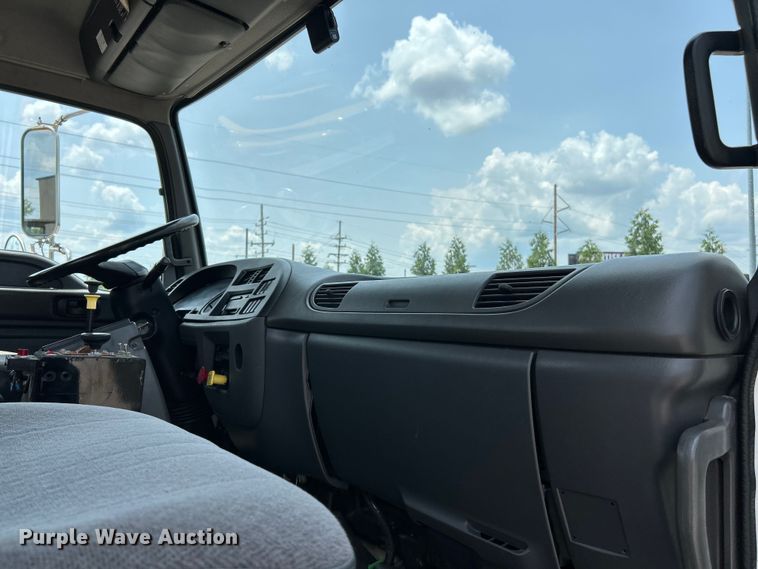 image for item EK5001 2002 GMC T7500 truck cab and chassis