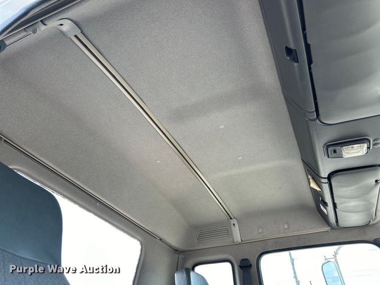 image for item EK5001 2002 GMC T7500 truck cab and chassis