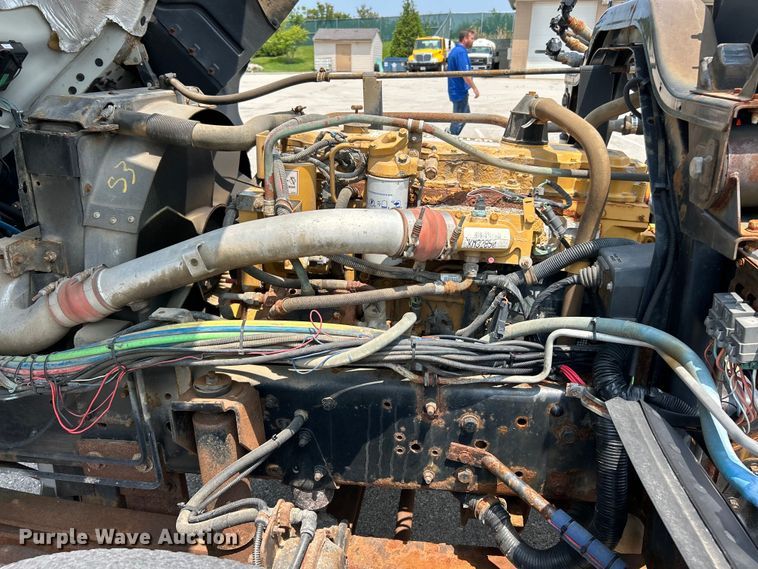 image for item EK5001 2002 GMC T7500 truck cab and chassis