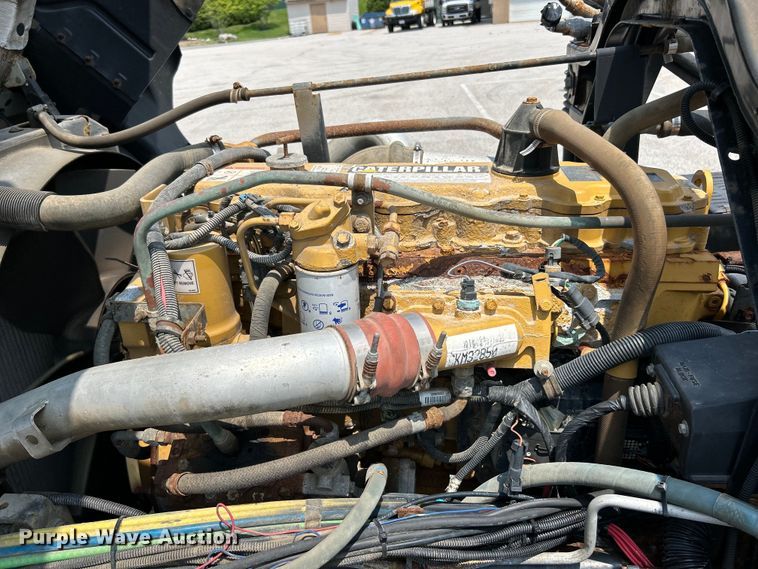 image for item EK5001 2002 GMC T7500 truck cab and chassis