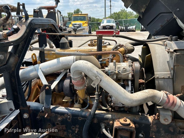 image for item EK5001 2002 GMC T7500 truck cab and chassis