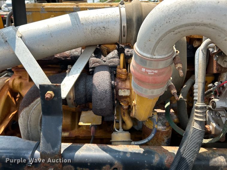 image for item EK5001 2002 GMC T7500 truck cab and chassis