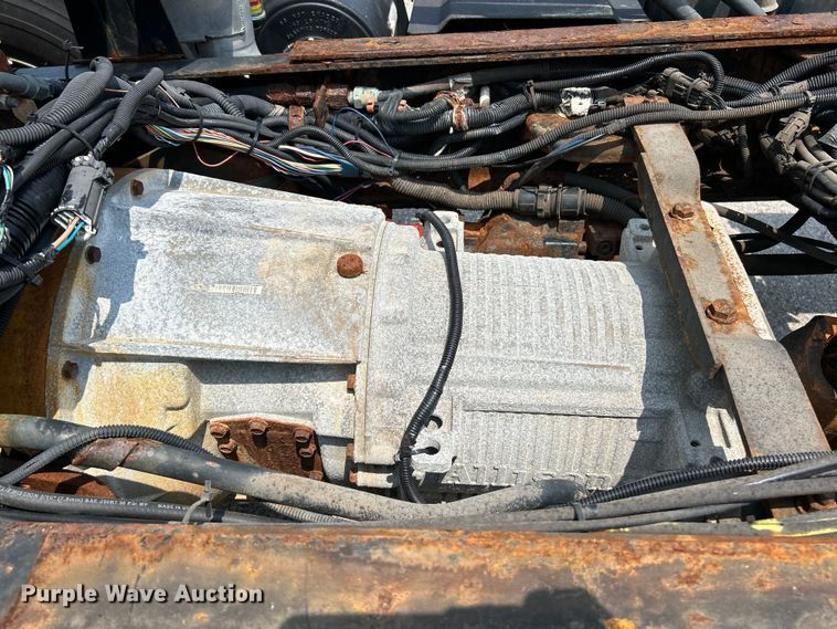 image for item EK5001 2002 GMC T7500 truck cab and chassis