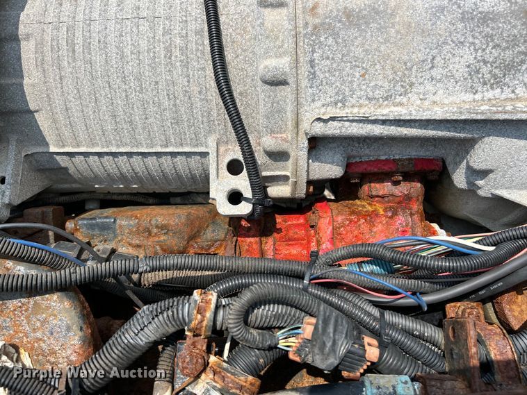 image for item EK5001 2002 GMC T7500 truck cab and chassis