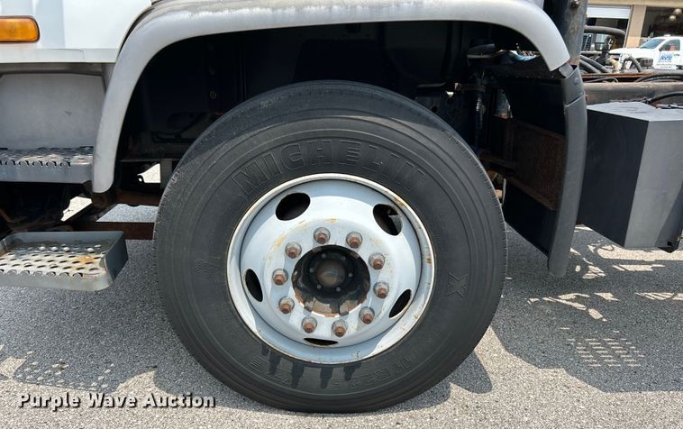 image for item EK5001 2002 GMC T7500 truck cab and chassis