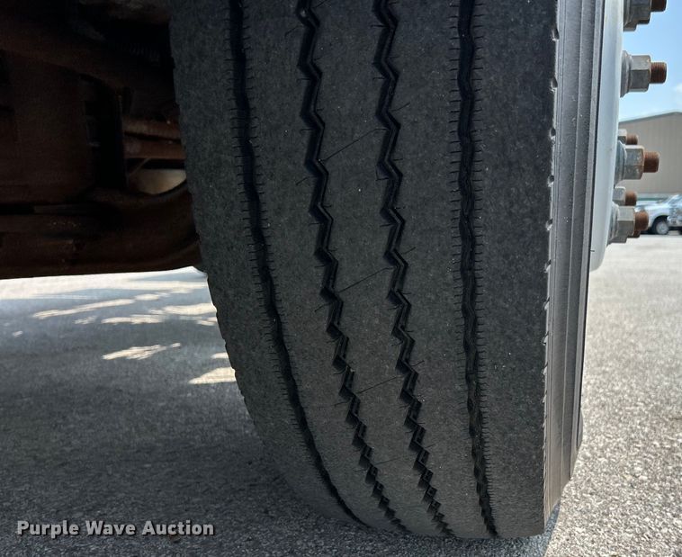 image for item EK5001 2002 GMC T7500 truck cab and chassis