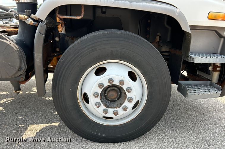 image for item EK5001 2002 GMC T7500 truck cab and chassis