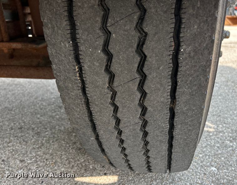 image for item EK5001 2002 GMC T7500 truck cab and chassis