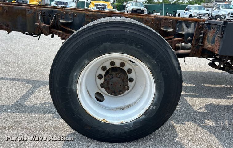 image for item EK5001 2002 GMC T7500 truck cab and chassis