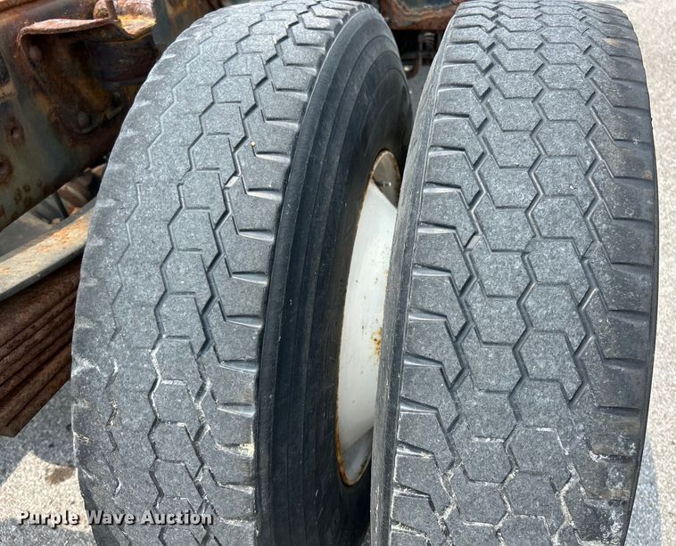 image for item EK5001 2002 GMC T7500 truck cab and chassis