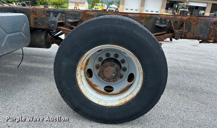 image for item EK5001 2002 GMC T7500 truck cab and chassis