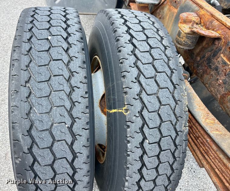 image for item EK5001 2002 GMC T7500 truck cab and chassis