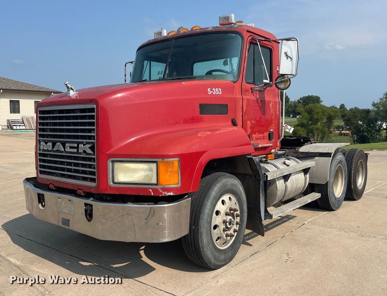 image for item EK8844 2001 Mack CH613 semi truck