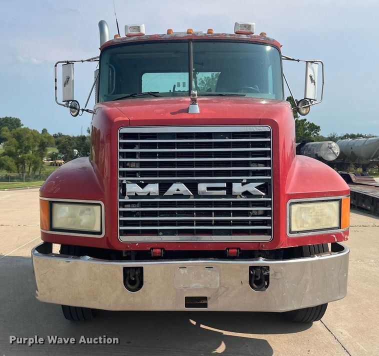 image for item EK8844 2001 Mack CH613 semi truck