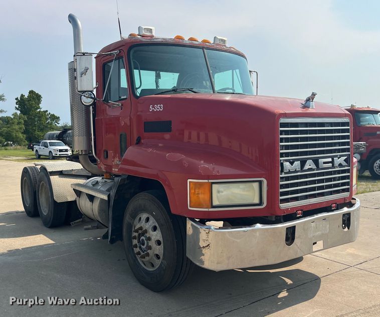 image for item EK8844 2001 Mack CH613 semi truck