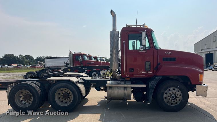 image for item EK8844 2001 Mack CH613 semi truck