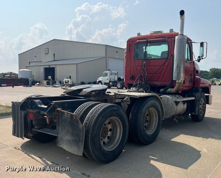 image for item EK8844 2001 Mack CH613 semi truck