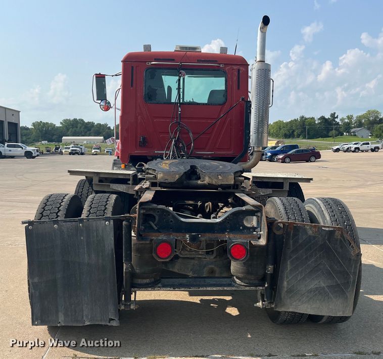 image for item EK8844 2001 Mack CH613 semi truck