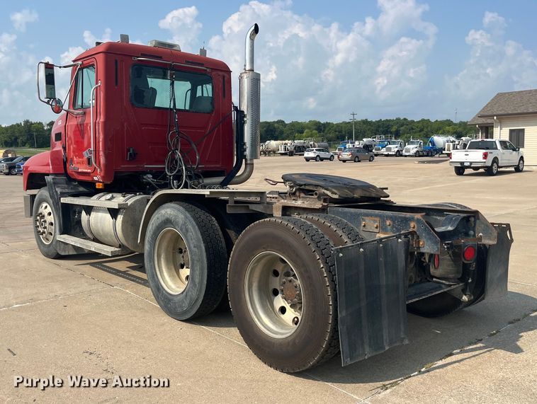 image for item EK8844 2001 Mack CH613 semi truck