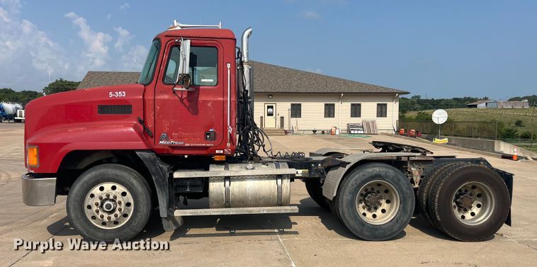 image for item EK8844 2001 Mack CH613 semi truck