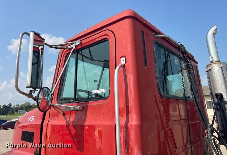 image for item EK8844 2001 Mack CH613 semi truck