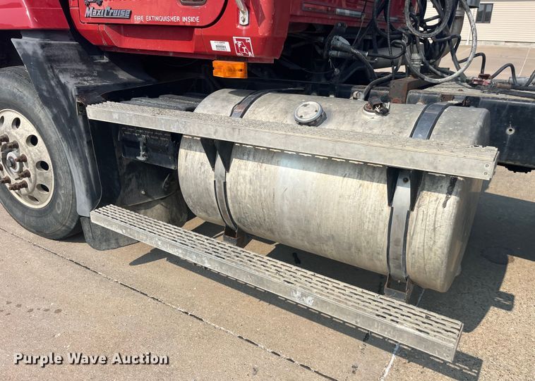 image for item EK8844 2001 Mack CH613 semi truck