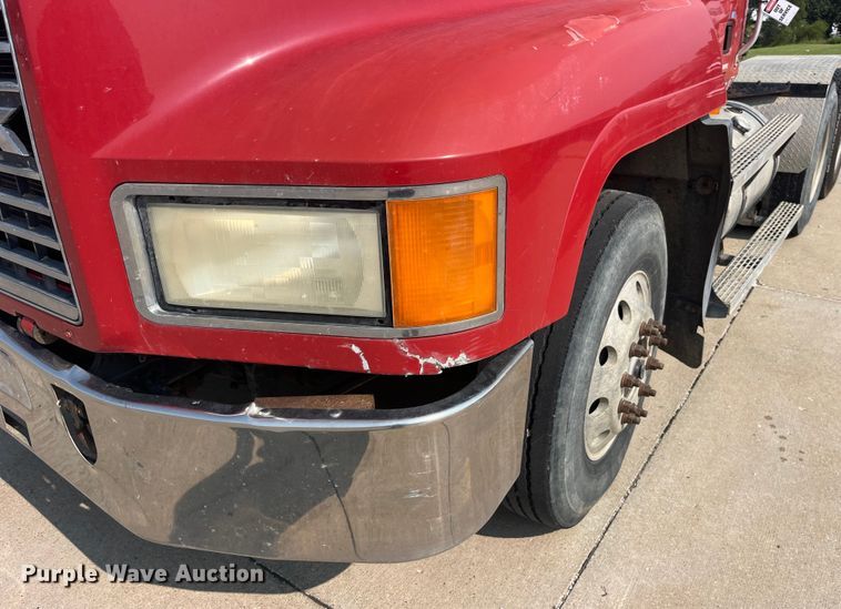 image for item EK8844 2001 Mack CH613 semi truck