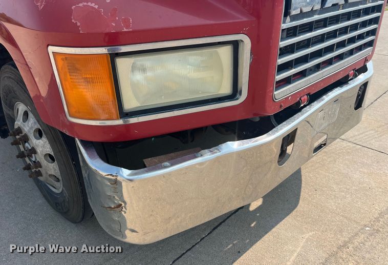 image for item EK8844 2001 Mack CH613 semi truck