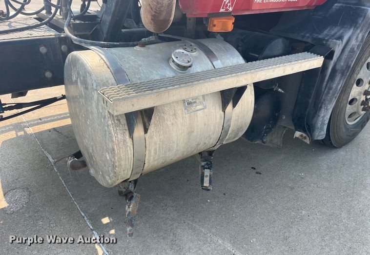 image for item EK8844 2001 Mack CH613 semi truck