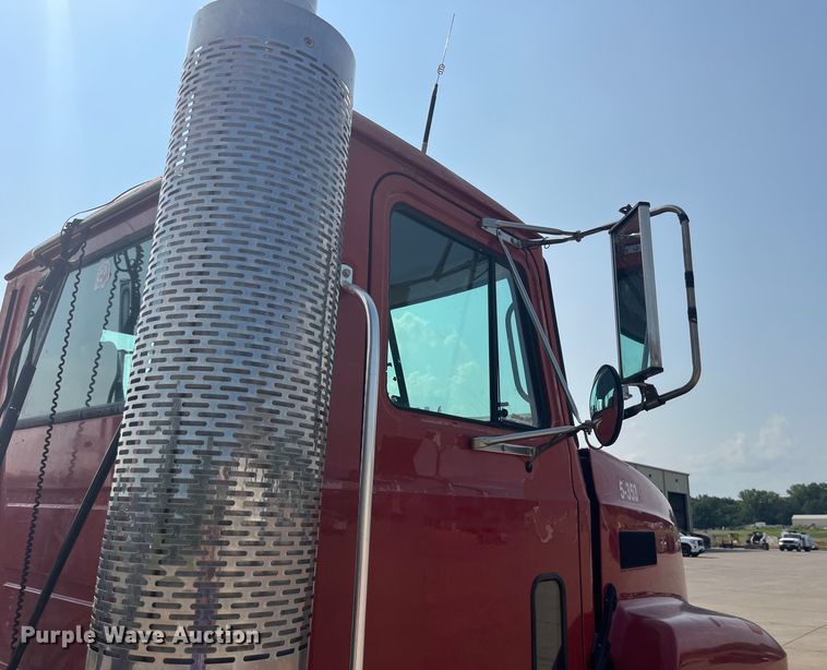 image for item EK8844 2001 Mack CH613 semi truck