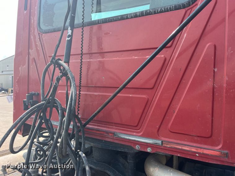 image for item EK8844 2001 Mack CH613 semi truck