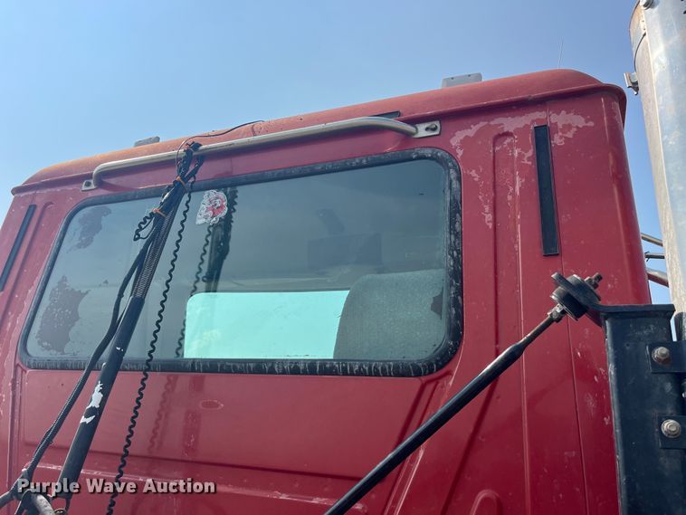 image for item EK8844 2001 Mack CH613 semi truck