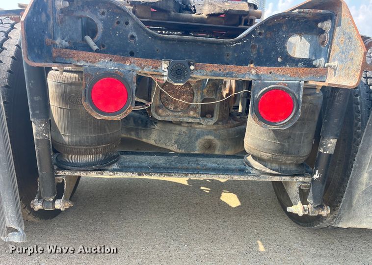 image for item EK8844 2001 Mack CH613 semi truck