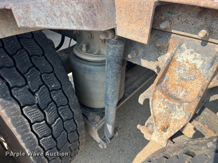 image for item EK8844 2001 Mack CH613 semi truck