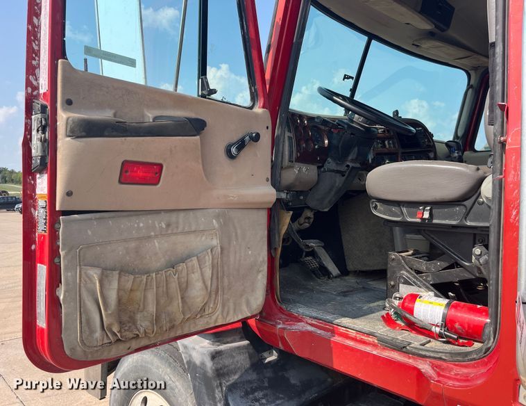 image for item EK8844 2001 Mack CH613 semi truck