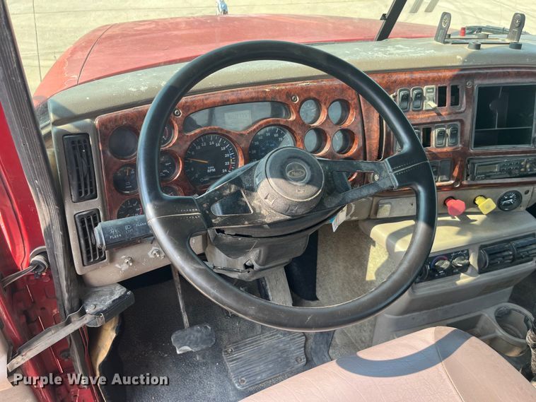 image for item EK8844 2001 Mack CH613 semi truck