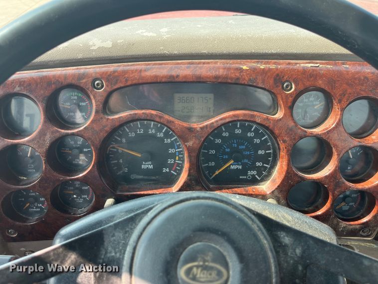 image for item EK8844 2001 Mack CH613 semi truck