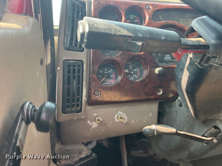 image for item EK8844 2001 Mack CH613 semi truck